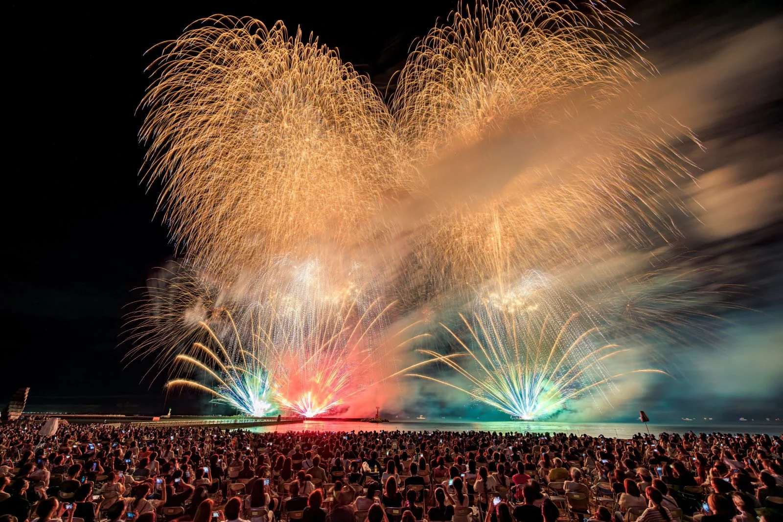 無料壁紙 2025年のフィナーレ。PCとデスクトップ壁紙に最適な4K高画質の無料壁紙。三重県鈴鹿市の鈴鹿げんき花火大会で撮影したフリー写真素材