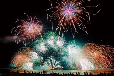 無料壁紙 グリーン・グリーン。PCとデスクトップ壁紙に最適な4K高画質の無料壁紙。三重県津市の津花火大会で撮影したフリー写真素材