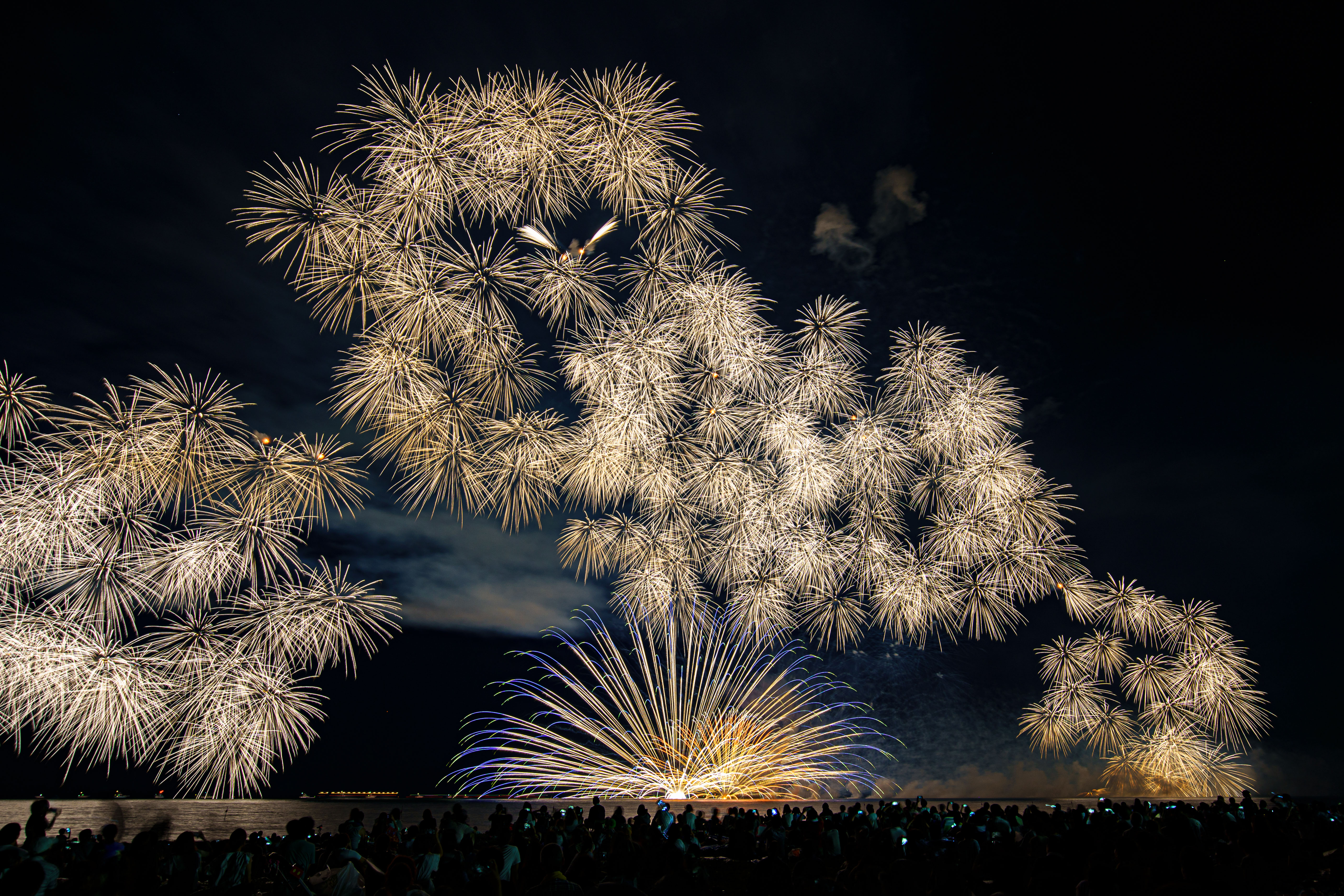 無料壁紙 夜空を舞う孔雀。PCとデスクトップ壁紙に最適な4K高画質の無料壁紙。三重県津市の津花火大会で撮影したフリー写真素材