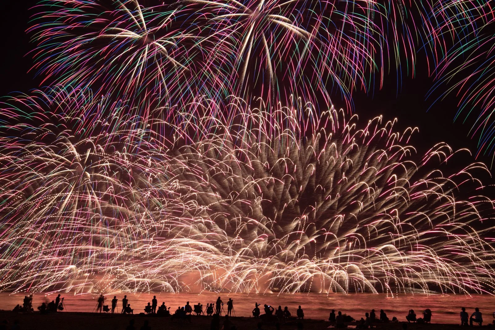 無料壁紙 初っ端から凄いのきたやつ。PCとデスクトップ壁紙に最適な4K高画質の無料壁紙。三重県津市の津花火大会で撮影したフリー写真素材