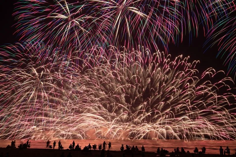 無料壁紙 初っ端から凄いのきたやつ。PCとデスクトップ壁紙に最適な4K高画質の無料壁紙。三重県津市の津花火大会で撮影したフリー写真素材