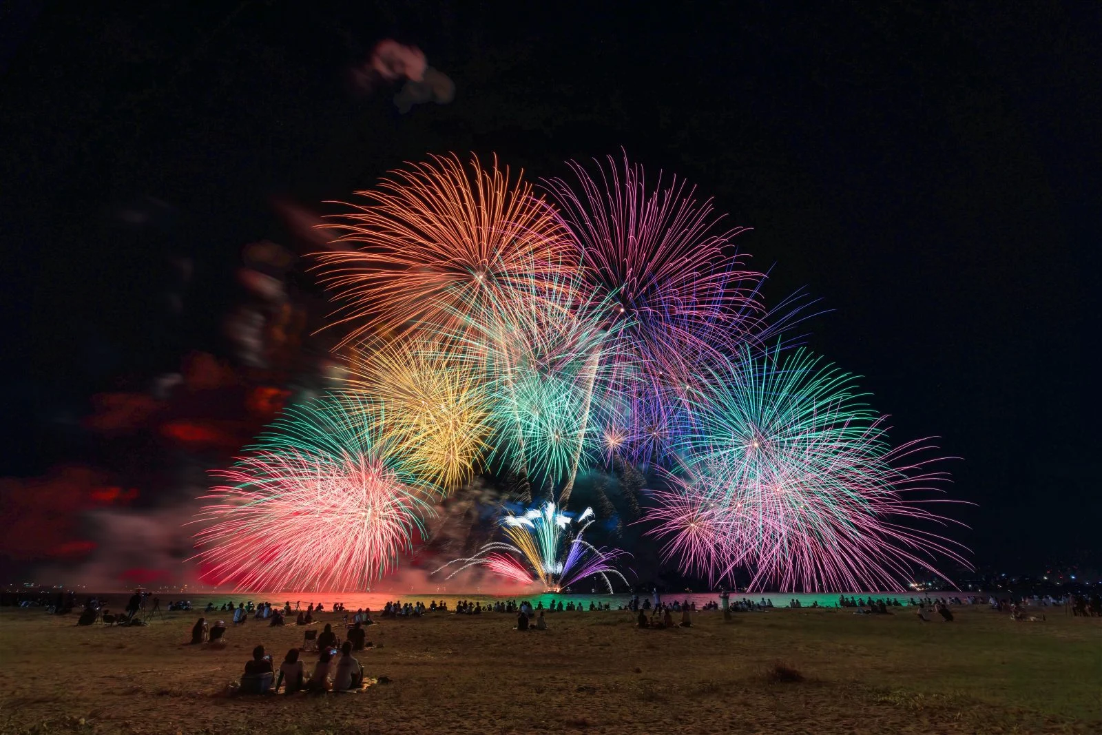 無料壁紙 虹色リラクゼーション_横F。PCとデスクトップ壁紙に最適な4K高画質の無料壁紙。三重県津市の津花火大会で撮影したフリー写真素材