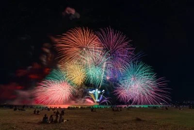 無料壁紙 虹色リラクゼーション_横F。PCとデスクトップ壁紙に最適な4K高画質の無料壁紙。三重県津市の津花火大会で撮影したフリー写真素材