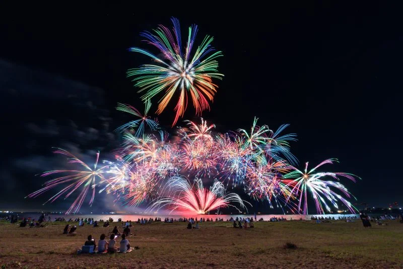 無料壁紙 ワンダフル花回廊_虹色_横F。PCとデスクトップ壁紙に最適な4K高画質の無料壁紙。三重県津市の津花火大会で撮影したフリー写真素材