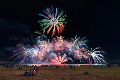 無料壁紙 ワンダフル花回廊_虹色_横F。PCとデスクトップ壁紙に最適な4K高画質の無料壁紙。三重県津市の津花火大会で撮影したフリー写真素材