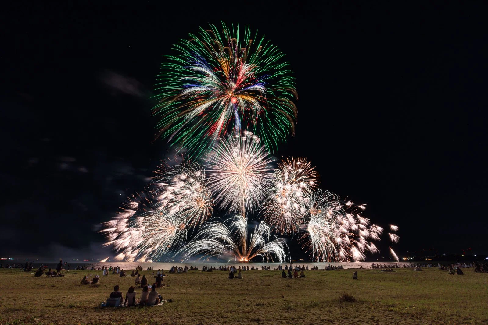 無料壁紙 港町イルミネーション_横F。PCとデスクトップ壁紙に最適な4K高画質の無料壁紙。三重県津市の津花火大会で撮影したフリー写真素材