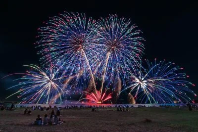 無料壁紙 ワンダフル花回廊_青_横F。PCとデスクトップ壁紙に最適な4K高画質の無料壁紙。三重県津市の津花火大会で撮影したフリー写真素材