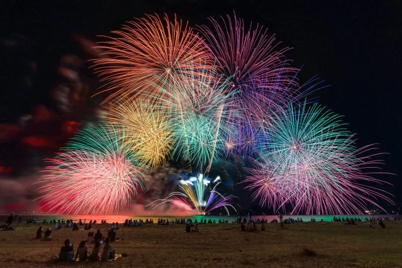 無料壁紙 虹色リラクゼーション_横F。PCとデスクトップ壁紙に最適な4K高画質の無料壁紙。三重県津市の津花火大会で撮影したフリー写真素材