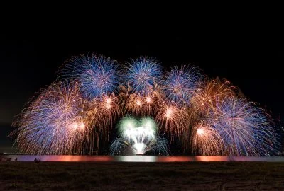 無料壁紙 ダンシングファイヤー【2024年】。PCとデスクトップ壁紙に最適な4K高画質の無料壁紙。三重県津市の津花火大会で撮影したフリー写真素材