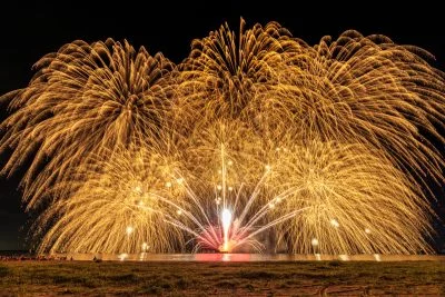 無料壁紙 イッ津オンリーゴールド【2024年】。PCとデスクトップ壁紙に最適な4K高画質の無料壁紙。三重県津市の津花火大会で撮影したフリー写真素材