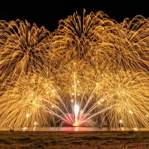 無料壁紙 イッ津オンリーゴールド【2024年】。PCとデスクトップ壁紙に最適な4K高画質の無料壁紙。三重県津市の津花火大会で撮影したフリー写真素材