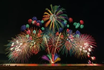 無料壁紙 彩煌（さいこう）の華【2024年】。PCとデスクトップ壁紙に最適な4K高画質の無料壁紙。三重県津市の津花火大会で撮影したフリー写真素材