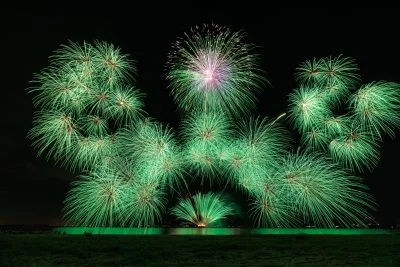 無料壁紙 ザ・エメラルド・ワールド【2024年】。PCとデスクトップ壁紙に最適な4K高画質の無料壁紙。三重県津市の津花火大会で撮影したフリー写真素材
