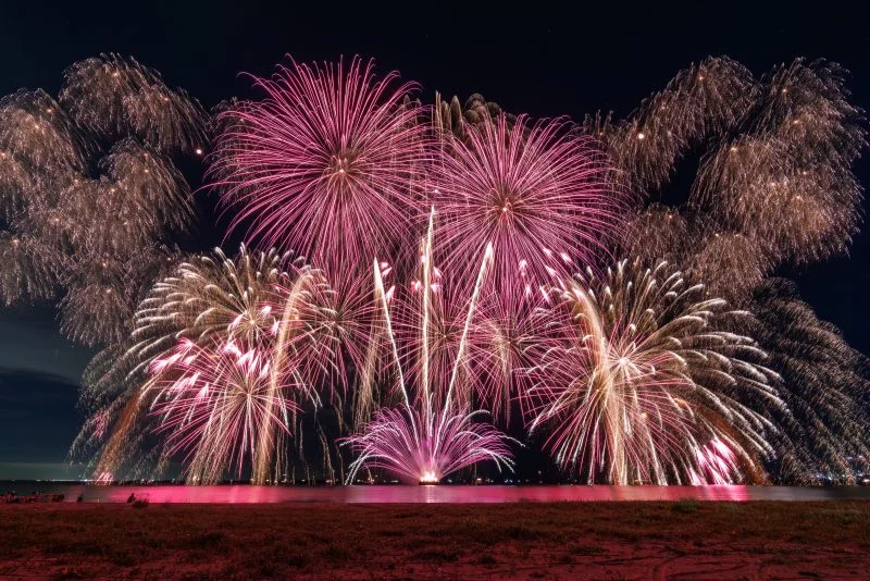 無料壁紙 海に映る巨大しだれ桜【2024年】。PCとデスクトップ壁紙に最適な4K高画質の無料壁紙。三重県津市の津花火大会で撮影したフリー写真素材
