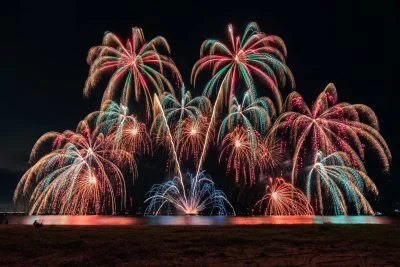 無料壁紙 ときめきイルミネーション【2024年】。PCとデスクトップ壁紙に最適な4K高画質の無料壁紙。三重県津市の津花火大会で撮影したフリー写真素材