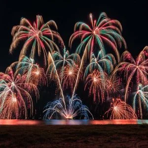 無料壁紙 ときめきイルミネーション【2024年】。PCとデスクトップ壁紙に最適な4K高画質の無料壁紙。三重県津市の津花火大会で撮影したフリー写真素材