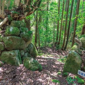 無料壁紙 集落跡の入口。PCとデスクトップ壁紙に最適な4K高画質の無料壁紙。三重県尾鷲市の盛松で撮影したフリー写真素材