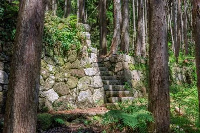 無料壁紙 集落跡の立派な石垣。PCとデスクトップ壁紙に最適な4K高画質の無料壁紙。三重県尾鷲市の盛松で撮影したフリー写真素材