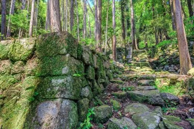 無料壁紙 集落跡の石垣と遊歩道。PCとデスクトップ壁紙に最適な4K高画質の無料壁紙。三重県尾鷲市の盛松で撮影したフリー写真素材