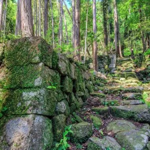 無料壁紙 集落跡の石垣と遊歩道。PCとデスクトップ壁紙に最適な4K高画質の無料壁紙。三重県尾鷲市の盛松で撮影したフリー写真素材