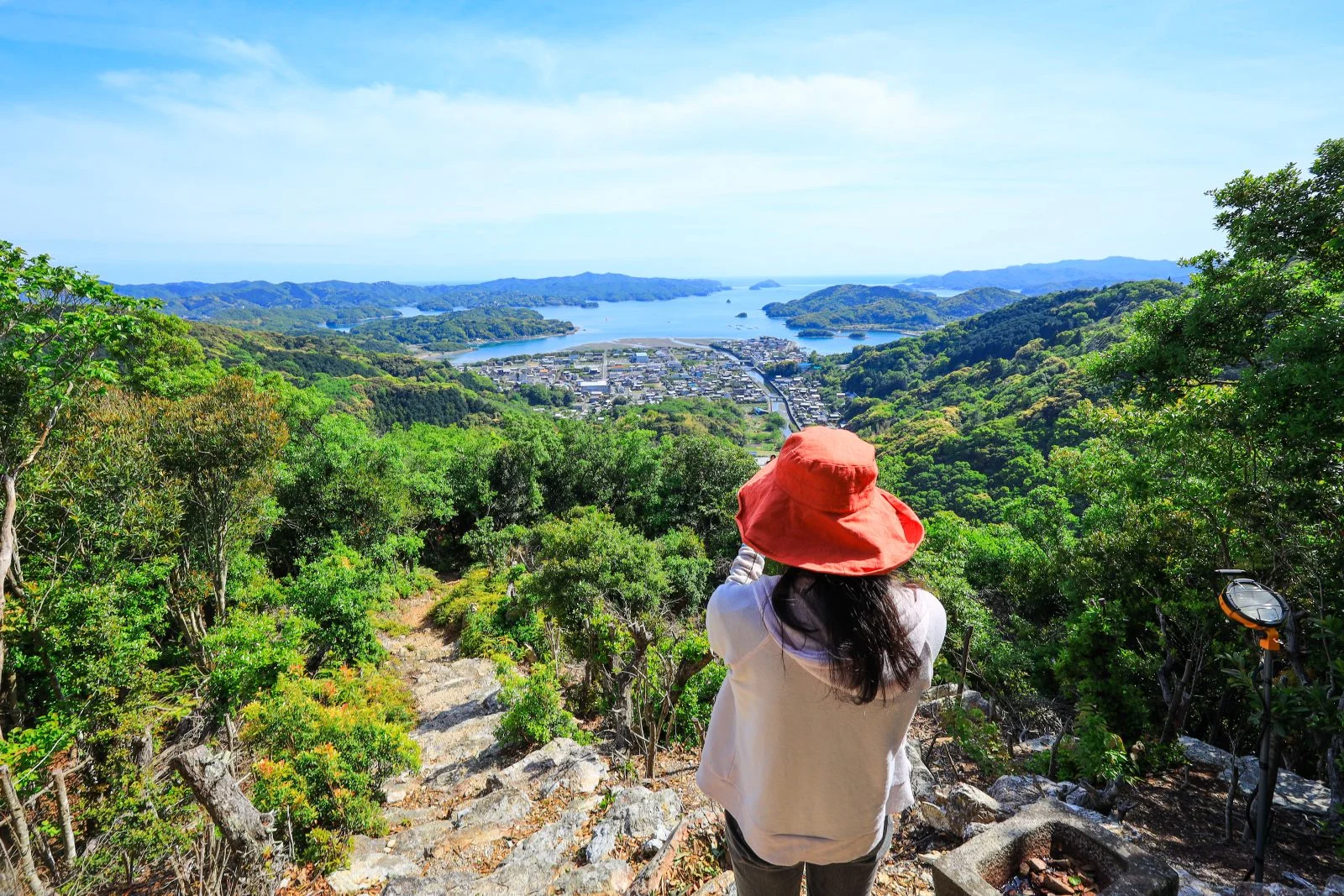 無料壁紙 山頂付近の石段からの眺め。PCとデスクトップ壁紙に最適な4K高画質の無料壁紙。三重県南伊勢町の五ヶ所浅間山で撮影したフリー写真素材