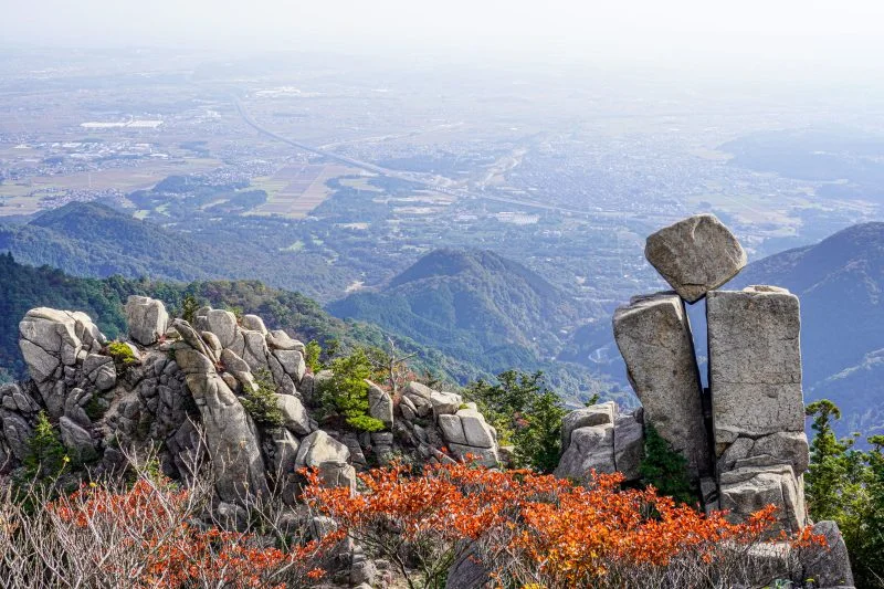 無料壁紙 落ちそうで落ちない地蔵岩。PCとデスクトップ壁紙に最適な4K高画質の無料壁紙。三重県菰野町の御在所ロープウエイで撮影したフリー写真素材