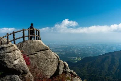 無料壁紙 富士見岩展望台の岩に立つ。PCとデスクトップ壁紙に最適な4K高画質の無料壁紙。三重県菰野町の御在所ロープウエイで撮影したフリー写真素材