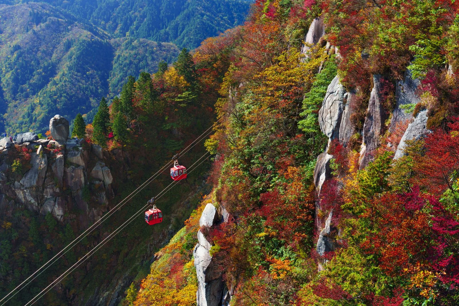 無料壁紙 大黒岩とゴンドラと秋。PCとデスクトップ壁紙に最適な4K高画質の無料壁紙。三重県菰野町の御在所ロープウエイで撮影したフリー写真素材