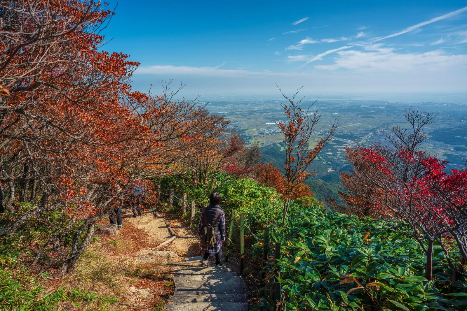 無料壁紙 御在所岳山頂付近の紅葉ロード。PCとデスクトップ壁紙に最適な4K高画質の無料壁紙。三重県菰野町の御在所ロープウエイで撮影したフリー写真素材