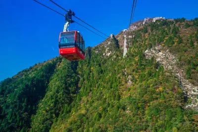 無料壁紙 緑の御在所岳。PCとデスクトップ壁紙に最適な4K高画質の無料壁紙。三重県菰野町の御在所ロープウエイで撮影したフリー写真素材