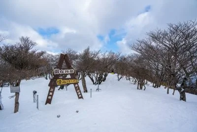 無料壁紙 雪に埋もれる朝陽台広場。PCとデスクトップ壁紙に最適な4K高画質の無料壁紙。三重県菰野町の御在所ロープウエイで撮影したフリー写真素材