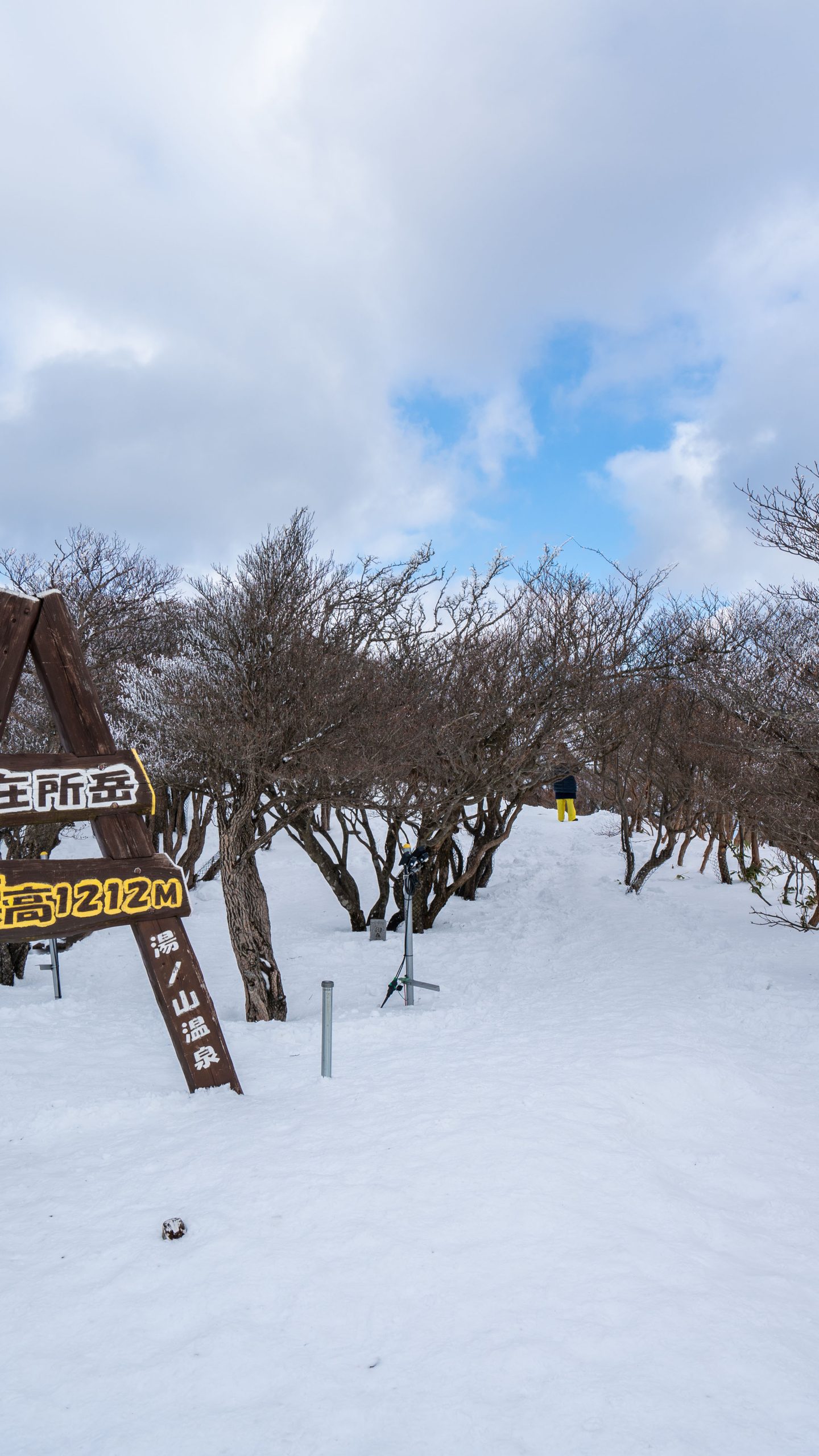 無料壁紙 雪に埋もれる朝陽台広場。PCとデスクトップ壁紙に最適な4K高画質の無料壁紙。三重県菰野町の御在所ロープウエイで撮影したフリー写真素材