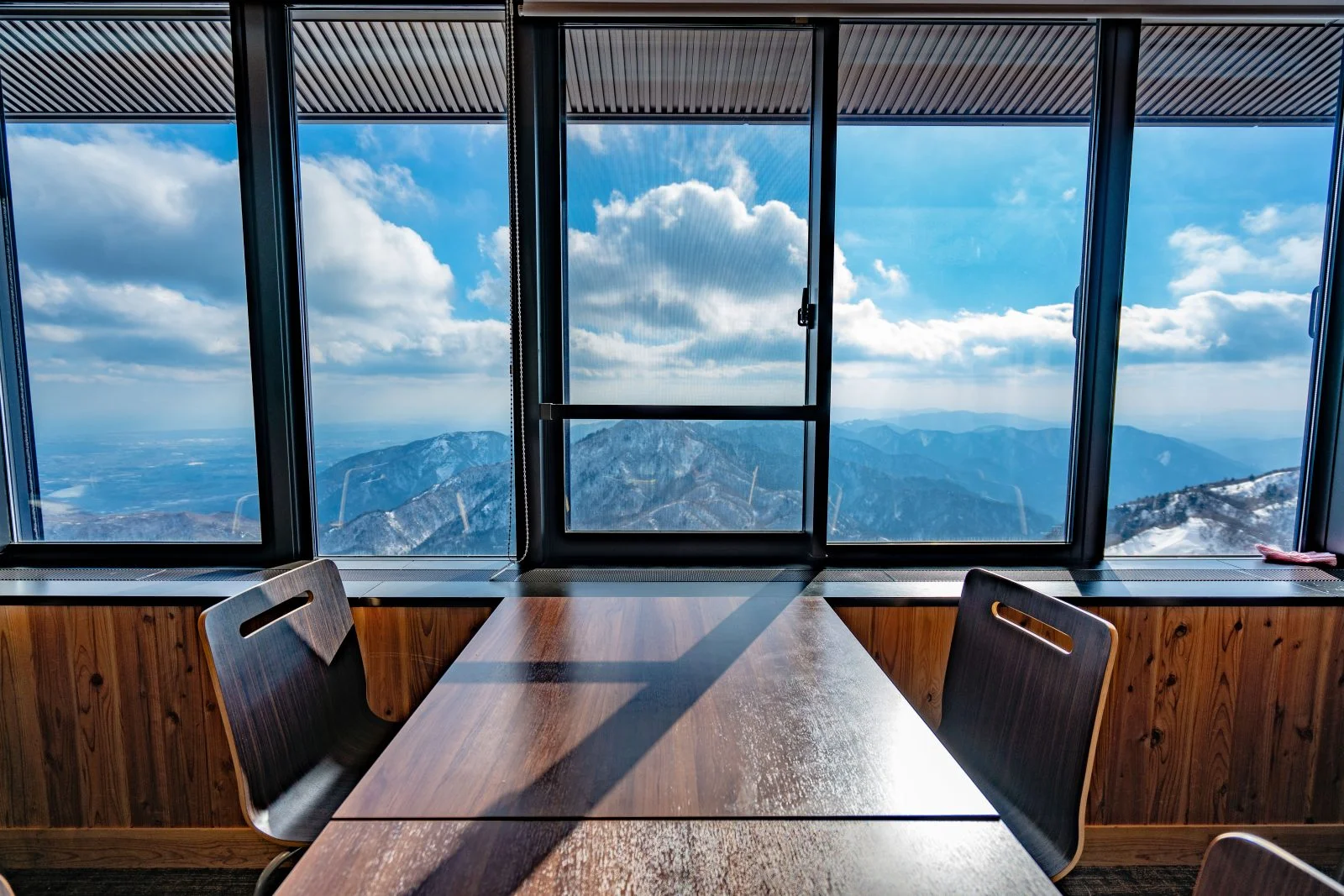 無料壁紙 山展望レストラン「ナチュール」の窓側席。PCとデスクトップ壁紙に最適な4K高画質の無料壁紙。三重県菰野町の御在所ロープウエイで撮影したフリー写真素材