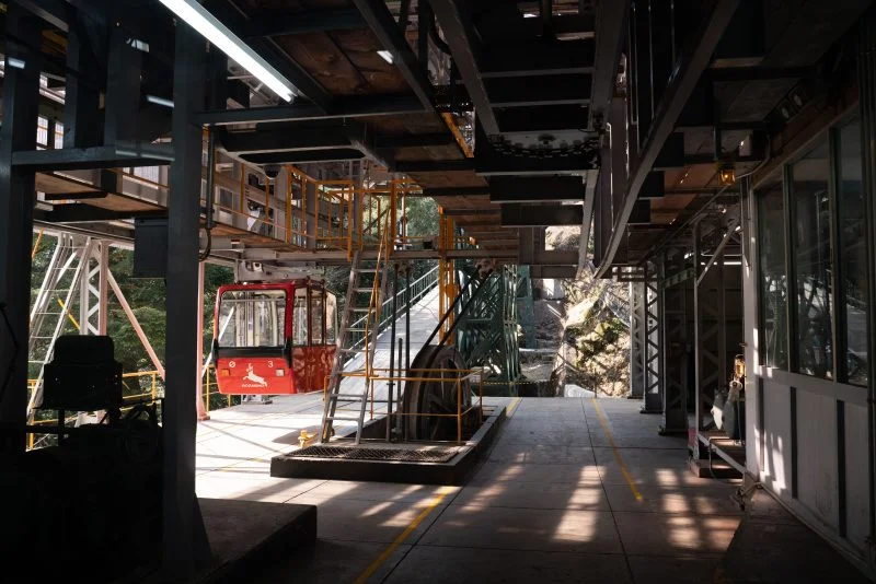 無料壁紙 ロープウェイ発着乗り場。PCとデスクトップ壁紙に最適な4K高画質の無料壁紙。三重県菰野町の御在所ロープウエイで撮影したフリー写真素材