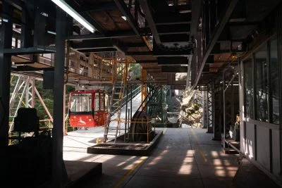 無料壁紙 ロープウェイ発着乗り場。PCとデスクトップ壁紙に最適な4K高画質の無料壁紙。三重県菰野町の御在所ロープウエイで撮影したフリー写真素材