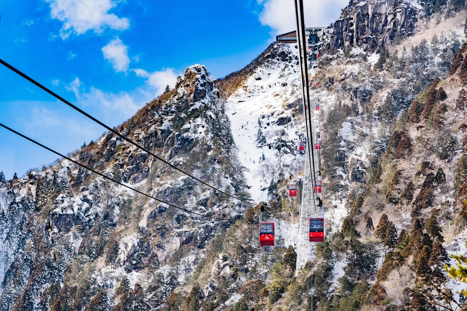 無料壁紙 ゴンドラから雪を眺める。PCとデスクトップ壁紙に最適な4K高画質の無料壁紙。三重県菰野町の御在所ロープウエイで撮影したフリー写真素材