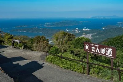 無料壁紙 朝熊山さんぽ道の入口。PCとデスクトップ壁紙に最適な4K高画質の無料壁紙。三重県伊勢市の伊勢志摩スカイラインで撮影したフリー写真素材