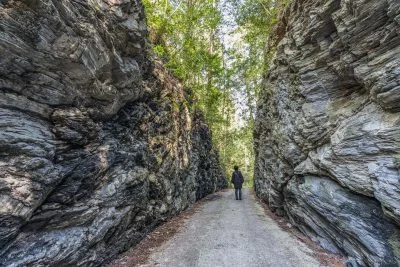 無料壁紙 珍布峠を歩く。PCとデスクトップ壁紙に最適な4K高画質の無料壁紙。三重県松阪市の珍布峠で撮影したフリー写真素材