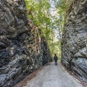 無料壁紙 珍布峠を歩く。PCとデスクトップ壁紙に最適な4K高画質の無料壁紙。三重県松阪市の珍布峠で撮影したフリー写真素材