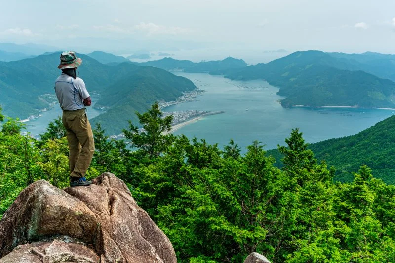 無料壁紙 紀北町方面を眺める。PCとデスクトップ壁紙に最適な4K高画質の無料壁紙。三重県尾鷲市のおちょぼ岩で撮影したフリー写真素材