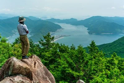 無料壁紙 紀北町方面を眺める。PCとデスクトップ壁紙に最適な4K高画質の無料壁紙。三重県尾鷲市のおちょぼ岩で撮影したフリー写真素材