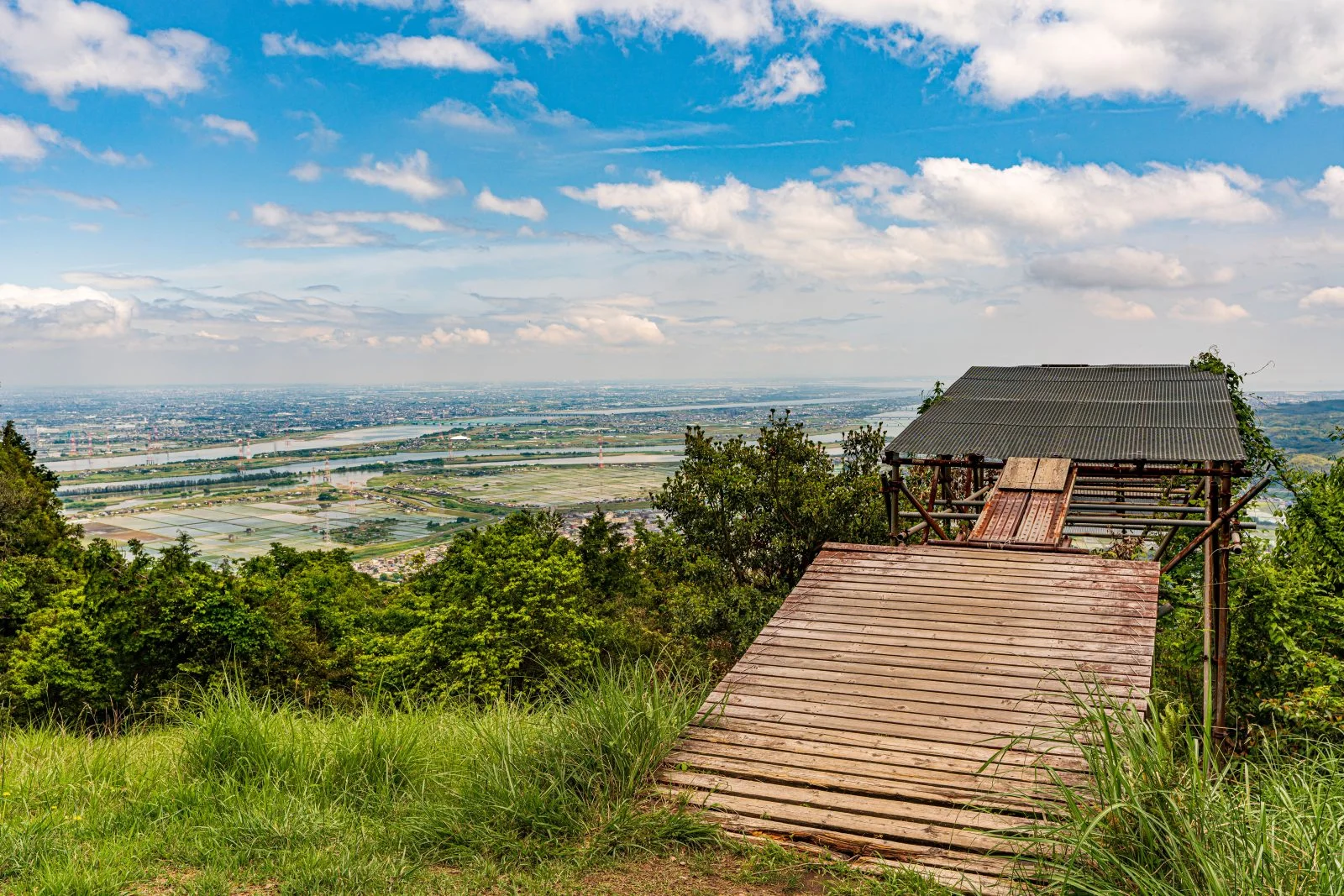 無料壁紙 パラグライダー発射台。PCとデスクトップ壁紙に最適な4K高画質の無料壁紙。三重県桑名市の多度山で撮影したフリー写真素材