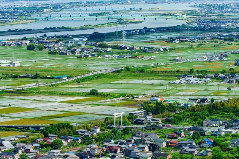 無料壁紙 田園と多度大社の鳥居。PCとデスクトップ壁紙に最適な4K高画質の無料壁紙。三重県桑名市の多度山で撮影したフリー写真素材