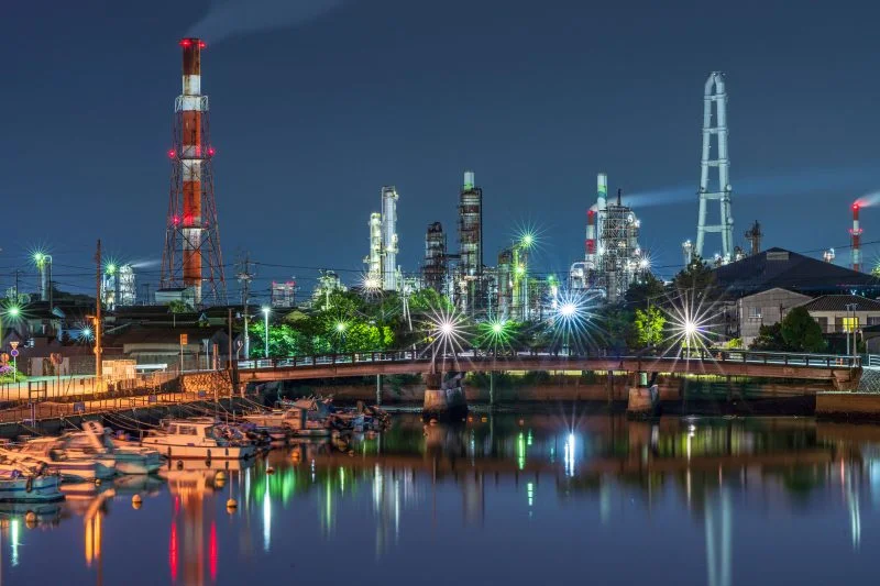 無料壁紙 きらめく外灯と工場夜景。PCとデスクトップ壁紙に最適な4K高画質の無料壁紙。三重県四日市市の四日市コンビナートで撮影したフリー写真素材