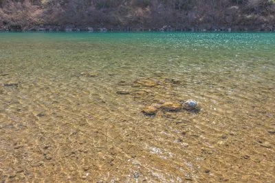 無料壁紙 透明度抜群の宮川。PCとデスクトップ壁紙に最適な4K高画質の無料壁紙。三重県度会町の宮リバー度会パークで撮影したフリー写真素材