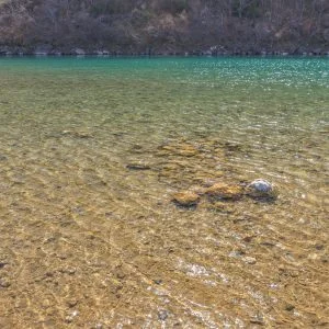 無料壁紙 透明度抜群の宮川。PCとデスクトップ壁紙に最適な4K高画質の無料壁紙。三重県度会町の宮リバー度会パークで撮影したフリー写真素材