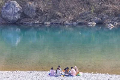 無料壁紙 宮川でピクニック。PCとデスクトップ壁紙に最適な4K高画質の無料壁紙。三重県度会町の宮リバー度会パークで撮影したフリー写真素材