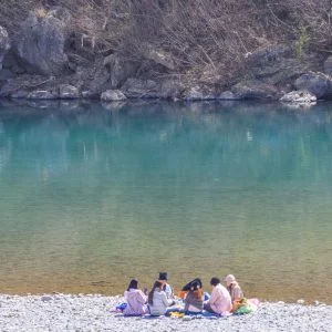 無料壁紙 宮川でピクニック。PCとデスクトップ壁紙に最適な4K高画質の無料壁紙。三重県度会町の宮リバー度会パークで撮影したフリー写真素材