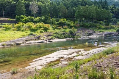 無料壁紙 川遊びエリア（浅い場所・深い場所の両方）。PCとデスクトップ壁紙に最適な4K高画質の無料壁紙。三重県津市のリバーパーク真見で撮影したフリー写真素材