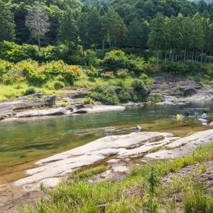 無料壁紙 川遊びエリア（浅い場所・深い場所の両方）。PCとデスクトップ壁紙に最適な4K高画質の無料壁紙。三重県津市のリバーパーク真見で撮影したフリー写真素材